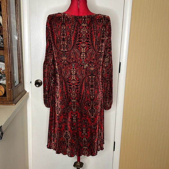 Tash+Sophie Pleated Dress - Picture 4 of 9